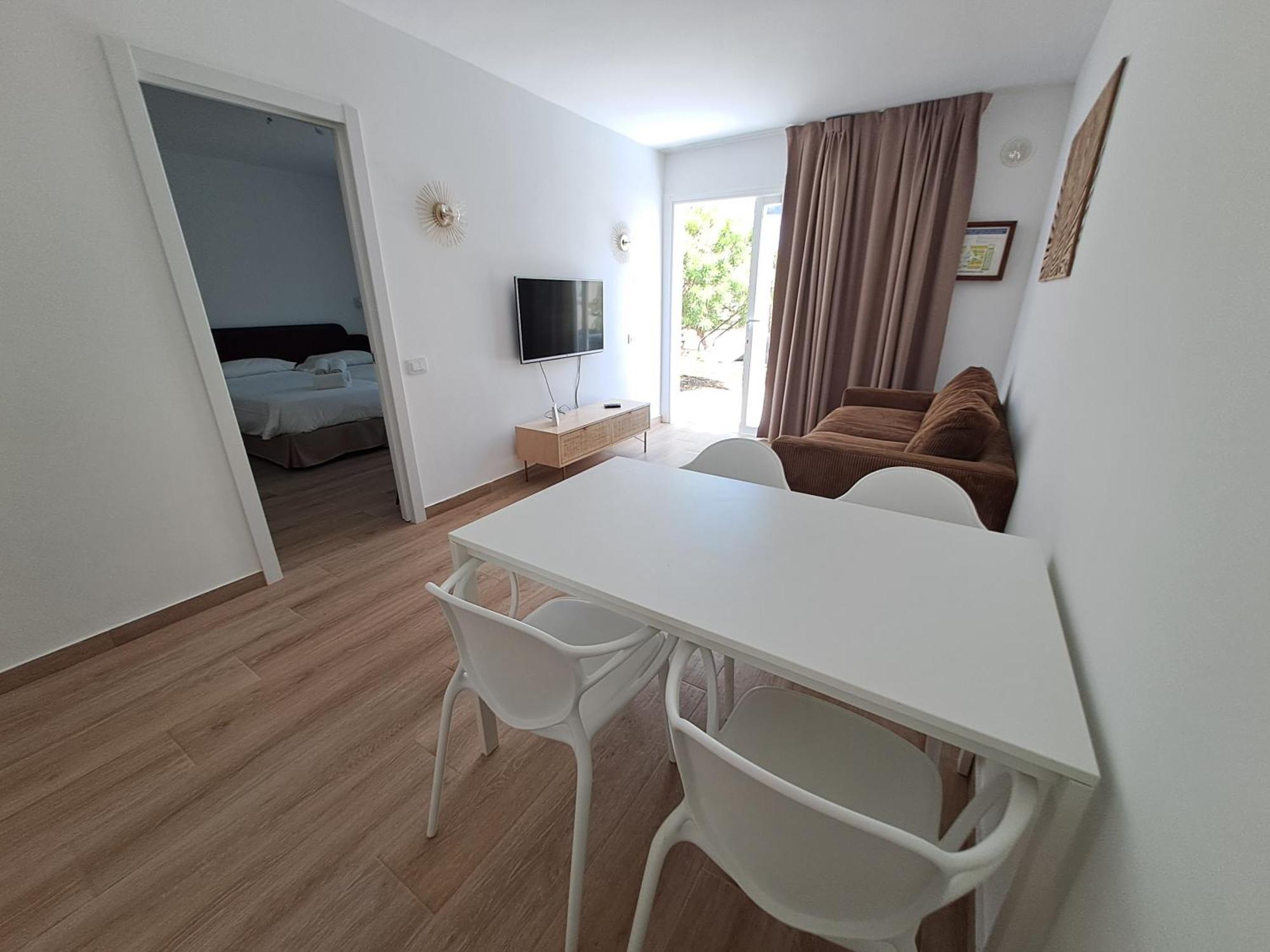 Homeforguest Apartamento Con Terraza Y Piscina En Κοραλέχο Εξωτερικό φωτογραφία